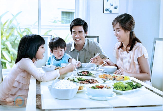 mơ thấy ba bố con ăn no đánh con gì