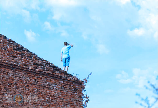 mơ thấy đứng trên mái nhà đánh con gì