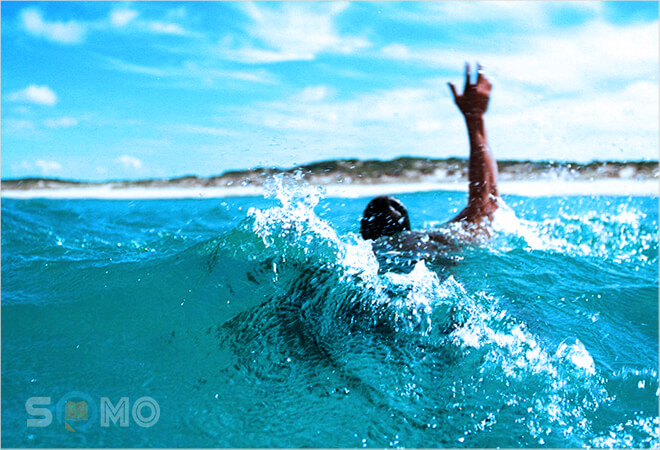 mơ bơi giữa sông