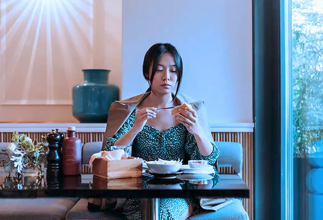 mơ thấy bữa ăn một mình