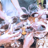 Mơ thấy đi ăn tiệc là điềm gì? Hé lộ ý nghĩa may mắn và con số lô đề chuẩn xác nhất