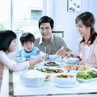 Ba bố con ăn no trong mơ – dấu hiệu hạnh phúc gia đình và con số tài lộc