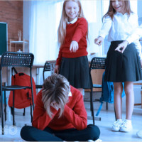 Nằm mơ bị con gái bắt nạt là điềm gì? Khám phá thông điệp tâm linh và con số tài lộc