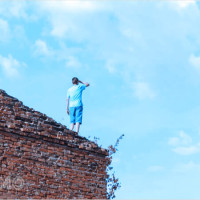 Mơ thấy đứng trên mái nhà: Điềm báo gì và con số may mắn hôm nay?